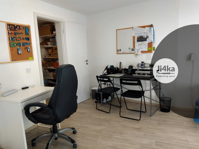 ji4ka makerspace desk 3 (Small)